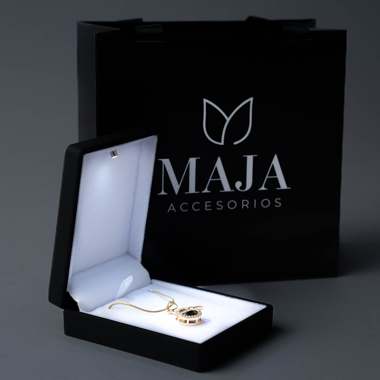 Saturno Eternal — Collar Astral Tu propio universo, alrededor de tu corazón.