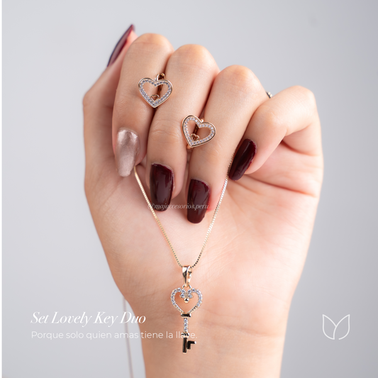 Set Lovely Key Duo —  Collar y aretes con significado